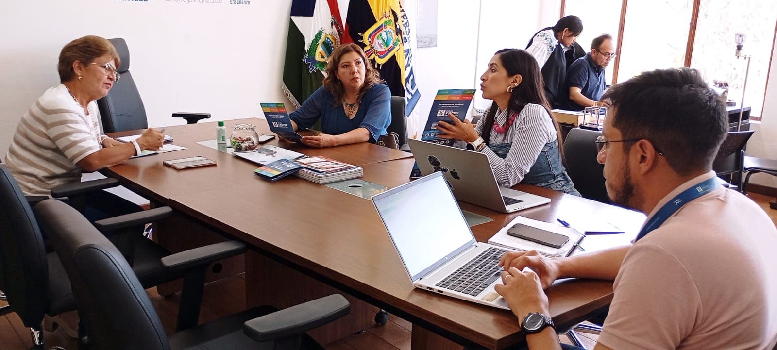 Personas reunidas alrededor de una mesa durante una sesión de trabajo