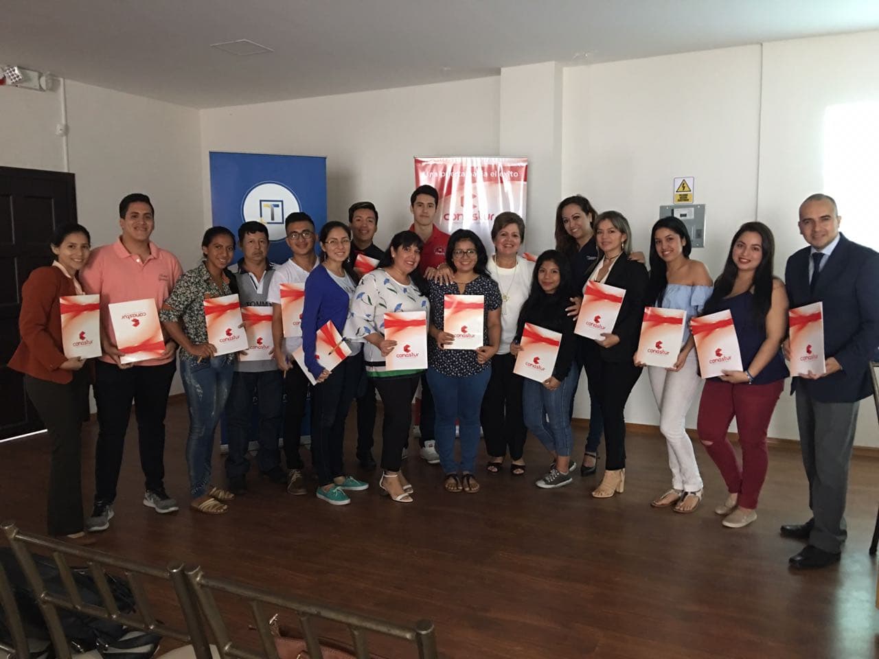 Grupo de participantes reunidos con materiales de CONASTUR